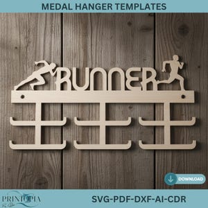 以下が含まれることがあります： 「RUNNER」の文字とランナーのシルエットが特徴的な木製のメダルハンガー。メダルを飾るための3段のフックが付いています。「MEDAL HANGER TEMPLATES」と「SVG-PDF-DXF-AI-CDR」の文字も確認できます。