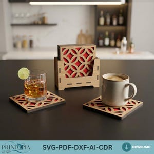 Puede incluir: Juego de posavasos de madera con diseño geométrico, con soporte y varios posavasos. Los posavasos tienen un respaldo rojo y se muestran con un vaso de bebida helada y una taza de café. El texto "PRINTTOPIA" y "SVG-PDF-DXF-AI-CDR" son visibles.