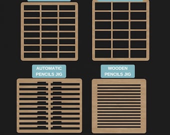 Op de afbeelding: Vier verschillende lasergesneden sjablonen voor het maken van naamstickers en potloodhouders. De sjablonen zijn voor naamstickers van 3x1 inch, naamstickers van 3x1,5 inch, automatische potloden en houten potloden. De sjablonen zijn gemaakt van bruin hout en zijn gelabeld met het type sjabloon waarvoor ze zijn bedoeld.