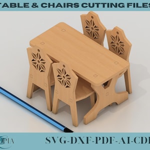 Może przedstawiać: Zestaw czterech drewnianych krzeseł i stołu z misternymi wzorami śnieżynek. Krzesła i stół wykonane są z jasnobrązowego drewna i są gotowe do złożenia.
