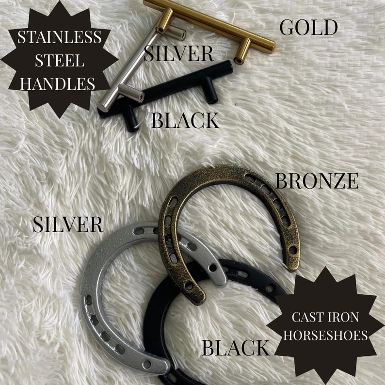 Puede incluir: Surtido de manijas de acero inoxidable en plata, negro y dorado. Tambi&eacute;n herraduras de hierro fundido en plata, bronce y negro. El texto "STAINLESS STEEL HANDLES" y "CAST IRON HORSESHOES" es visible.