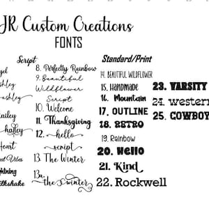 Puede incluir: Imagen en blanco y negro que muestra una variedad de fuentes. El texto "JR Custom Creations FONTS" est&aacute; en la parte superior. Los estilos de fuente incluyen script y est&aacute;ndar/impresi&oacute;n, con ejemplos como "Angel", "Varsity" y "Cowboy".
