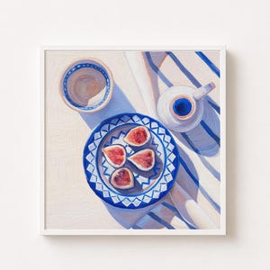 Op de afbeelding: Een stilleven schilderij met een blauw-wit patroon bord met gesneden vijgen, een kleine kom en een kan. Het bord en de kom hebben een blauw geometrisch ontwerp. De kan is wit met een blauw interieur.