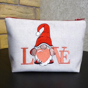 Bolsa de cosméticos bordada compacta, organizador de regalo para mujer, hecha a mano, para medicamentos, artículos de tocador, regalo decorativo de gnomo con amor para niña, regalo para el día de San Valentín