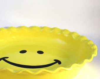 Smiley Face Pie Plate, Happy Face Pie Plate, Ceramic Pie Dish, Deep Dish Bakeware, Hand Painted Baking Dish, Hand Painted Plate, Emoji Plate