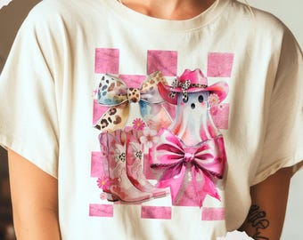 Fantasma coqueto de Halloween del Oeste PNG, diseño de camiseta de vaquera para Halloween, sublimación de calabaza otoñal femenina, lazo de fantasma a cuadros de leopardo PNG