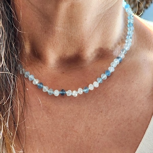 Aquamarijnketting, chokerketting met kralen, zomerketting met lichtblauwe edelstenen, handgeknoopt op luxe zijde, perfect voor vakantie