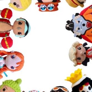 Może przedstawiać: Kolekcja ręcznie robionych lalek na szydełku, z których każda przedstawia inną postać o unikalnych cechach. Lalki mają różne kolory włosów, stroje i akcesoria, w tym czapki i korony. Lalki ułożone są w okrąg na białym tle.