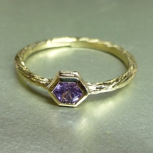 Pink sapphire ring. Hexagon sapphire promise ring. Unique sapphire engagement ring. Textured sapphire ring. 14k pink sapphire stacking ring. bild 1