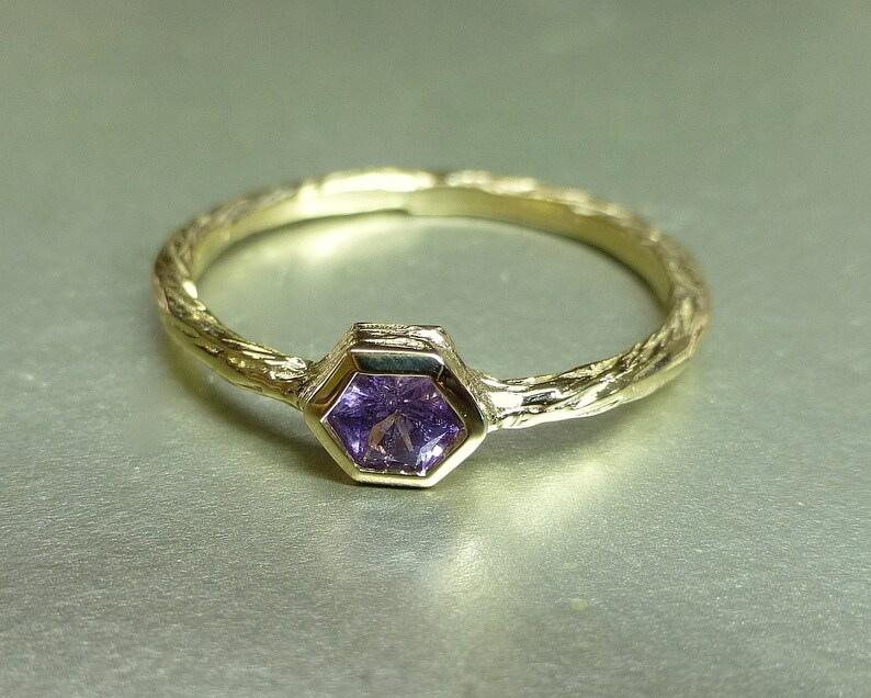 Pink sapphire ring. Hexagon sapphire promise ring. Unique sapphire engagement ring. Textured sapphire ring. 14k pink sapphire stacking ring. bild 1