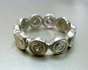 Anillo de bodas circular con diamantes. Oro de 14k con diamantes.