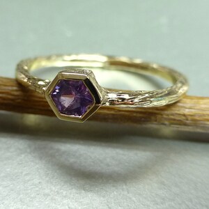 Pink sapphire ring. Hexagon sapphire promise ring. Unique sapphire engagement ring. Textured sapphire ring. 14k pink sapphire stacking ring. bild 2