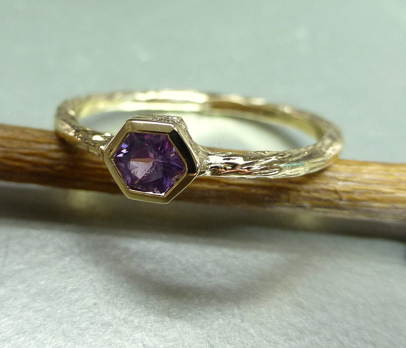 Pink sapphire ring. Hexagon sapphire promise ring. Unique sapphire engagement ring. Textured sapphire ring. 14k pink sapphire stacking ring. bild 2