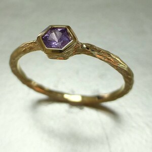 Pink sapphire ring. Hexagon sapphire promise ring. Unique sapphire engagement ring. Textured sapphire ring. 14k pink sapphire stacking ring. bild 3