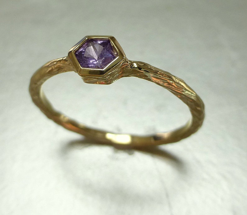 Pink sapphire ring. Hexagon sapphire promise ring. Unique sapphire engagement ring. Textured sapphire ring. 14k pink sapphire stacking ring. bild 3