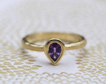 Purple sapphire ring. Pear shape sapphire ring. 18k yellow gold sapphire ring.Purple sapphire engagement ring.Hammered ring design.