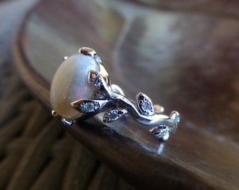 Anillo de compromiso con hoja de ópalo. Anillo de oro blanco de 14k con ópalo y diamantes. Anillo con ópalo y hojas de diamantes.