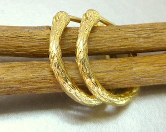 Pendientes Huggie de Oro. Aros de oro de 14k.
