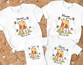 Puede incluir: Camisetas blancas y un body con un diseño de oso de dibujos animados y un tarro de miel, rodeados de abejas. Las camisetas dicen "Daddy of the", "Mommy of the", "Sister of the", y "Birthday Boy". El body dice "Luca" y "Birthday Boy".