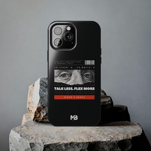 Könnte beinhalten: Schwarze iPhone-Hülle mit grafischem Design. Das Design enthält den Text "TALK LESS, FLEX MORE" und eine Nahaufnahme von Augen von einer 100-Dollar-Note. Die Hülle zeigt auch den Text "MIDBO'S BROKE" und die Initialen "MB".