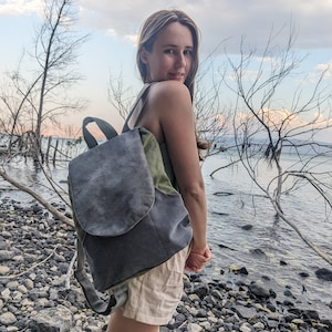 Borsa zaino da donna grigio verde, zaino leggero da città, zaino vegano minimalista, zaino per laptop