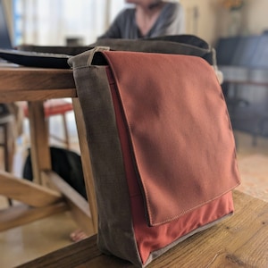 Sac messager en toile marron, sac végétalien pour homme, sac à bandoulière de créateur fait main, sac bandoulière végétalien, sac à main à bandoulière de tous les jours
