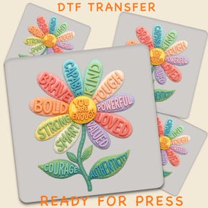 Peut inclure: Motif de transfert DTF représentant une fleur colorée avec des mots positifs comme "Brave", "Kind" et "You are Enough". Le motif est prêt à être pressé et comprend une tige avec les mots "Courage" et "Authenticité".