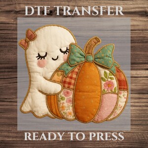 Peut inclure: Transfert DTF représentant un fantôme amical étreignant une citrouille patchwork. Le fantôme a les yeux fermés, des joues roses et un nœud. La citrouille est orange avec un nœud vert et des patchs floraux et à carreaux. Le texte "DTF TRANSFER" et "READY TO PRESS" sont en haut et en bas.