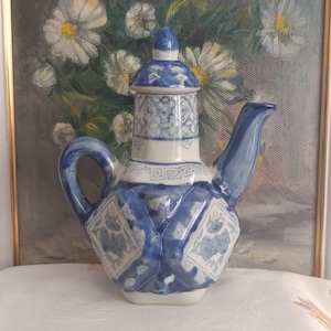 Chinese Blue and White Decorative Teapot 7.3x5.6" with Floral Geometric Pattern and Lid