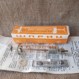 Siringa di vetro sovietica d'epoca da 10 ml - Mai usata, in scatola, con ago - Strumento medico da collezione - Prodotto in URSS