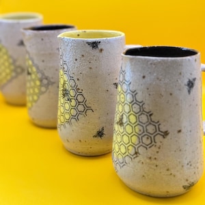 Jarra de cerámica rústica con diseño de abeja y panal hecha a mano - Interior amarillo o negro