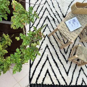Tapis marocain Beni Ourain, gehäkelte Stickerei auf der Haut und reine Natur, Parfüm für den Salon, weiße und schwarze Tapis, Berbère-Motiv mit geometrischem Muster