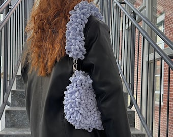 Handgemachte Schultertasche – Ultraflauschige Loop Häkeltasche mit Karabiner | Trendig & Vielseitig