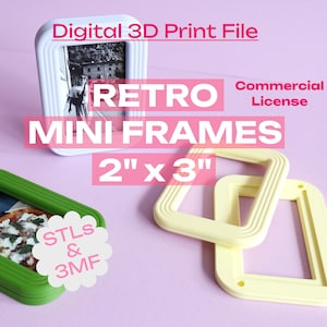 Può includere: Un set di cornici rettangolari da 2 per 3 pollici, composto da una cornice bianca con foto in bianco e nero, una cornice verde con foto di cibo e due cornici gialle. Il testo include Digital 3D Print File, Commercial License, RETRO MINI FRAMES, 2 x 3 e STLs & 3MF.