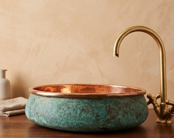 Lavabo de cobre con pátina esmeralda única. Una obra maestra forjada a mano para baños de lujo.