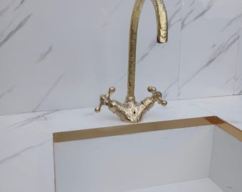 Rubinetto per bagno in ottone non laccato: collo d'oca antico marocchino inciso
