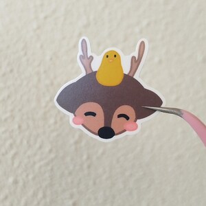 Mała naklejka - Jeleń z kaczątkiem - Mata laminowana winylem (wodoodporna) - Do dekoracji / dziennika / scrapbookingu / pomysł na prezent
