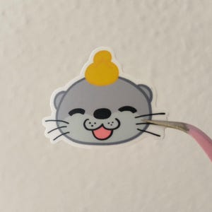Mała naklejka - Wydra Ottie z kaczątkiem - Mata laminowana, winylowa (wodoodporna) - Do dekoracji / dziennika / scrapbookingu / pomysł na prezent
