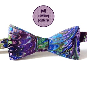 Peut inclure: Un nœud papillon bleu, vert et violet avec un motif marbré. Le nœud papillon est noué et prêt à être porté. L'image comprend également le texte "pdf sewing pattern".