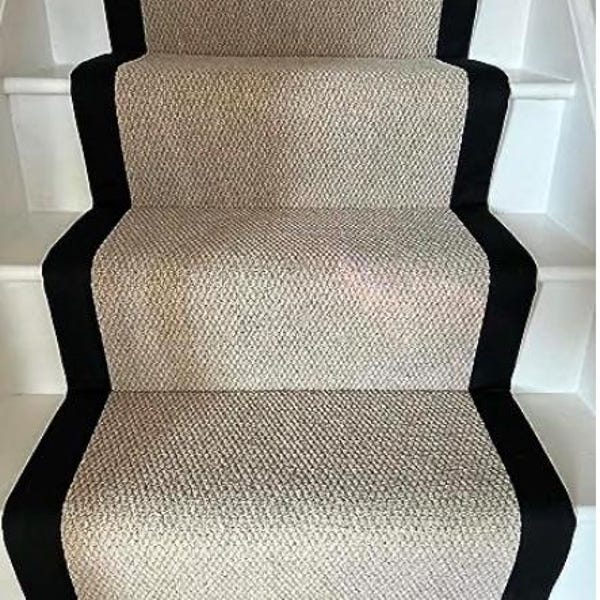 Alfombra de escalera con borde cosido y cinta beige