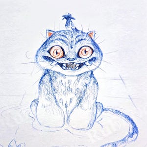 Può includere: Un disegno a inchiostro blu di un gatto con grandi occhi e un sorriso dentuto. Il gatto ha una piccola figura sulla testa. Una piccola pianta in vaso con fiori si trova nell'angolo in basso a sinistra. Il disegno è su carta bianca.