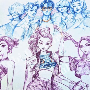 Può includere: Schizzo disegnato a mano in blu e viola, raffigurante diverse figure. L'opera mostra un gruppo di persone in alto e tre figure in primo piano. La firma dell'artista e un piccolo logo sono visibili in basso a sinistra.