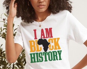 Pode incluir: Camiseta branca com o texto "I AM BLACK HISTORY" em letras vermelhas, amarelas, verdes e pretas. O texto inclui uma silhueta preta do continente africano.