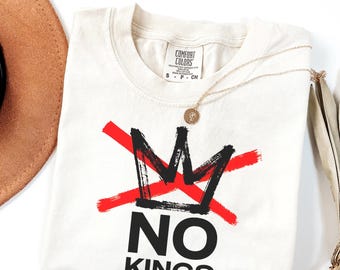 Comfort Colors® No Kings, anti-Trump, immigrantenshirt, No Kings In America, patriottisch T-shirt, protestshirt, liberaal shirt, 4 juli, FDT-shirt