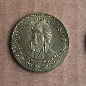 以下が含まれることがあります： アメリカ合衆国第3代大統領トーマス・ジェファーソンの肖像が刻まれた銀貨。コインには「トーマス・ジェファーソン 1801-1809 アメリカ合衆国第3代大統領」と記されています。