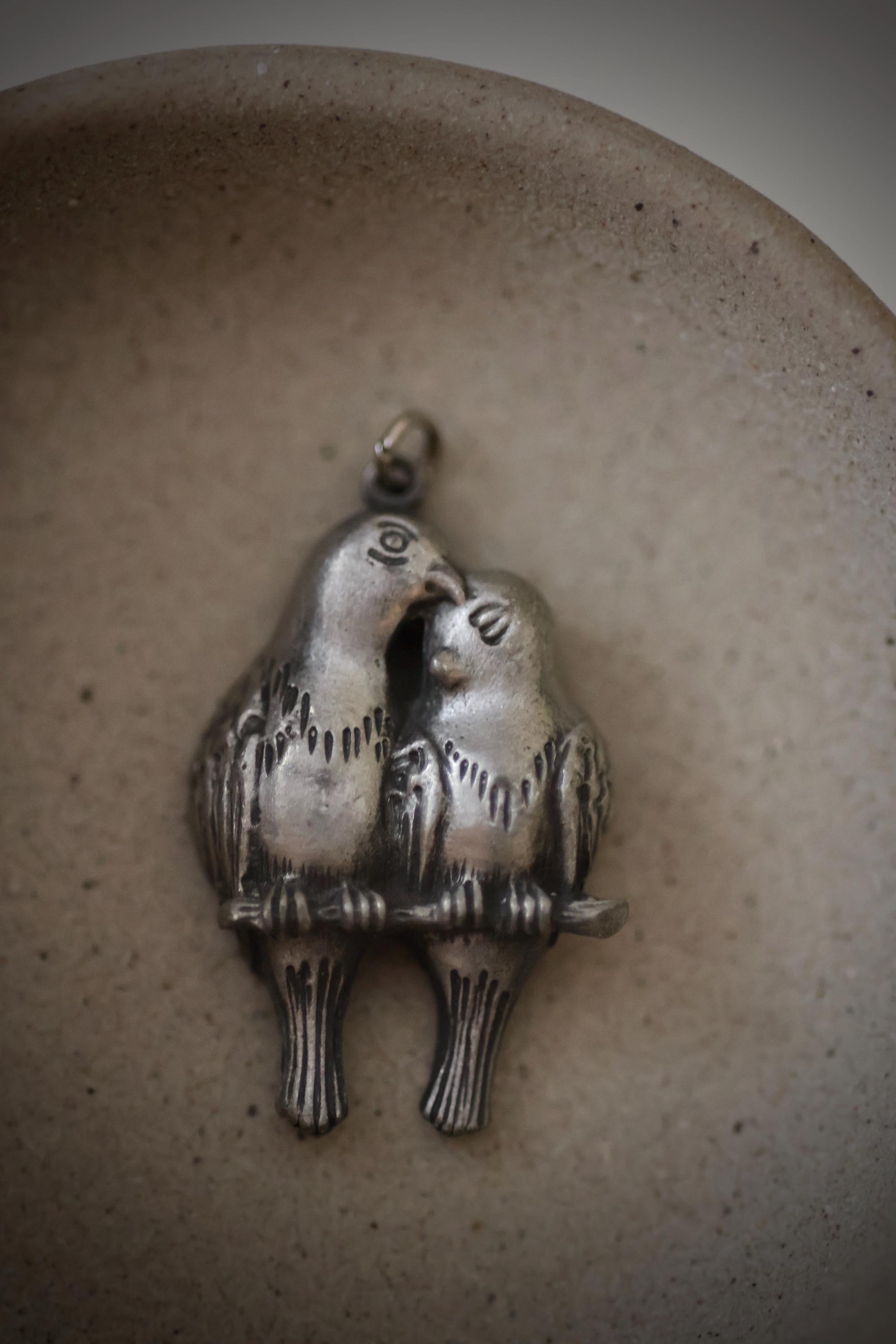 Vintage Lovebirds-Halskettenanhänger - Silbermetall romantischer Vogelschmuck - Retro-Paargeschenk - Naturinspirierter Schmuck