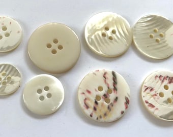 ヴィンテージのマザーオブパールボタンのロット - 中サイズと大サイズの詰め合わせ