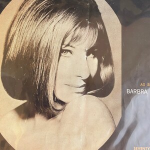 Könnte beinhalten: Ein Schwarzweißfoto von Barbra Streisand, wie sie auf dem Cover ihres Albums "The Barbra Streisand Album" zu sehen ist.
