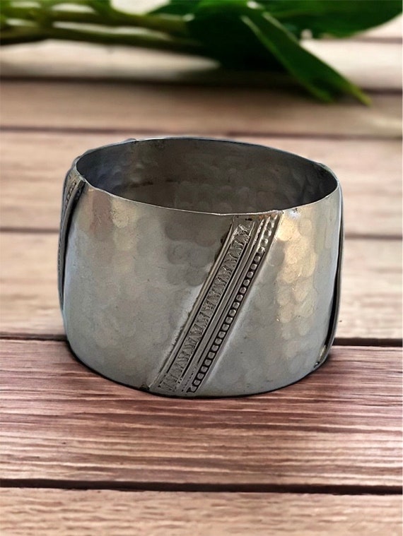 Stunning vintage hammered metal cuff bracelet wit… - image 1