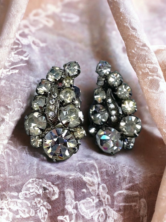 Stunning vintage Weiss rhinestone clip on earrings